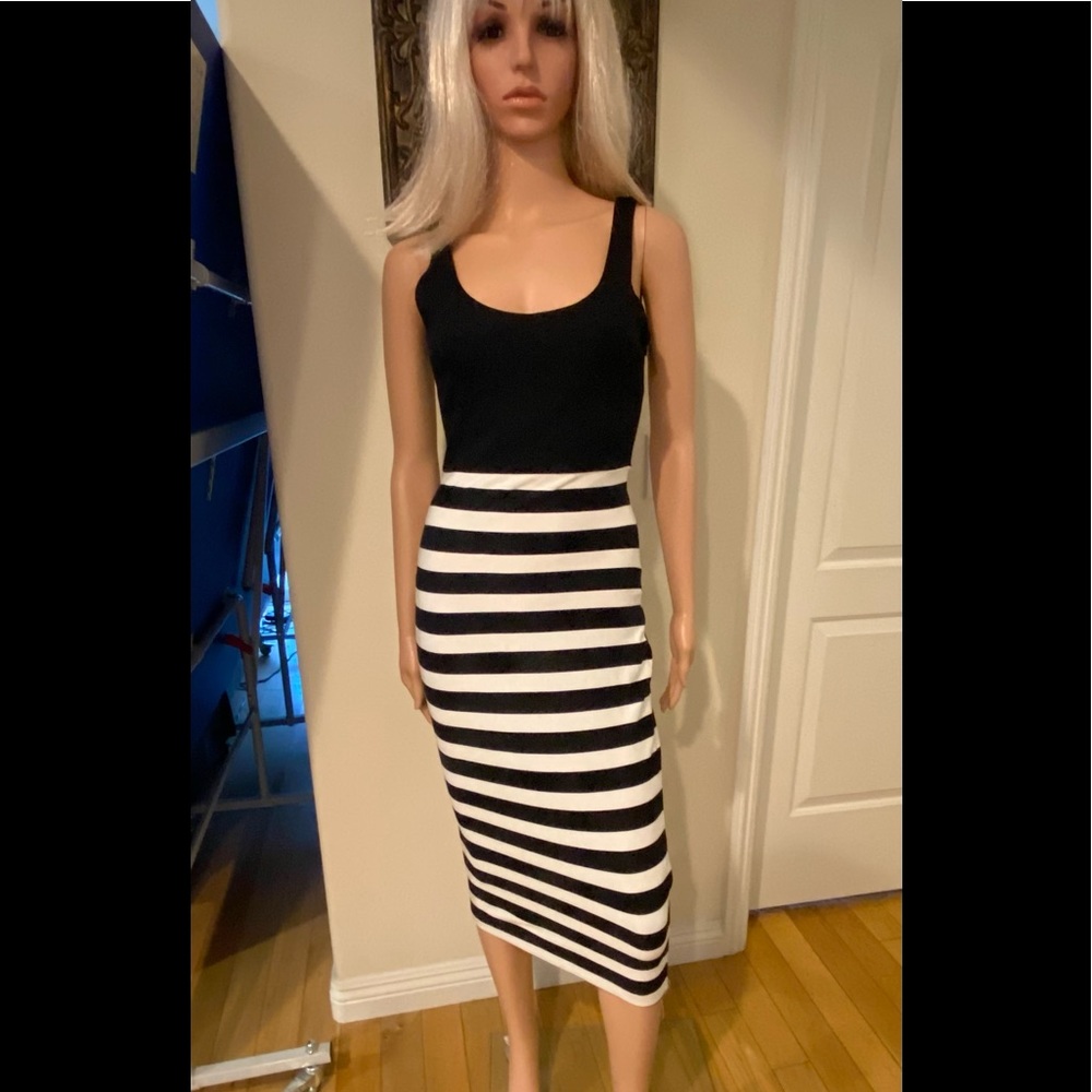 Trafaluc by Zara Dress Size S Bodycon 87% Viscosa Zipper on side Gently Worn.